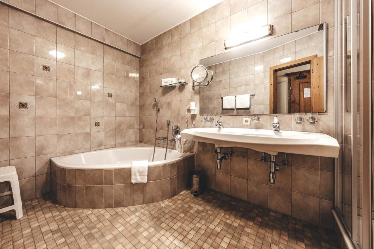 Rose Hotel