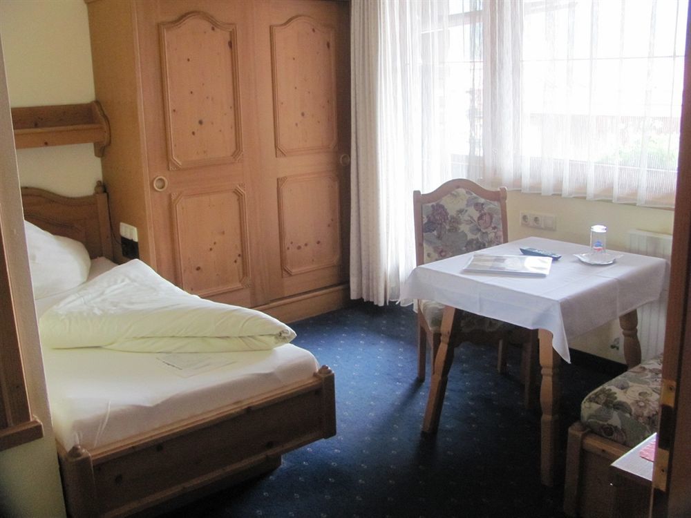 Rose Hotel